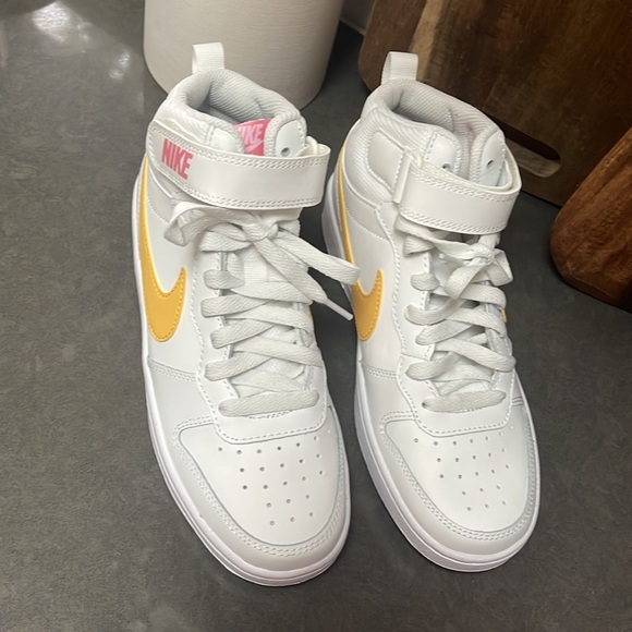 Nike Court Borough Mid 2 (GS) 5.5Y or Woman’s 7 - Picture 3 of 8